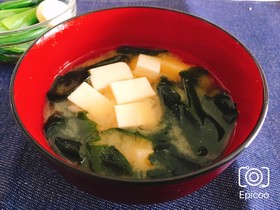 本だしで簡単!基本の豆腐とわかめの味噌汁