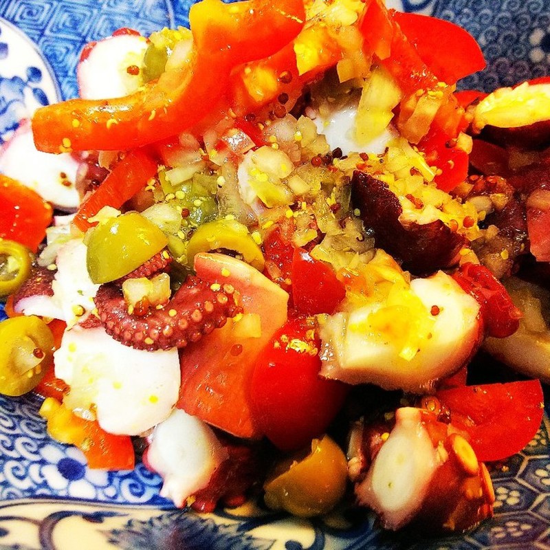 マグロのたたきとグリーンオリーブのタプナードのリングイネのレシピ