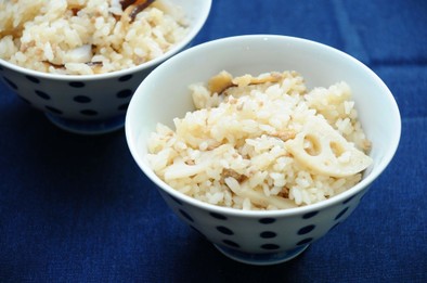 レンコンと干し椎茸の中華風炊き込み御飯の写真