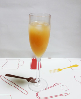 シークワーサーと苺シロップのジュース