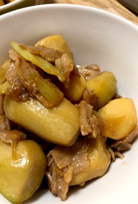 里芋（小芋？）、豚バラ、長ネギの炒め煮