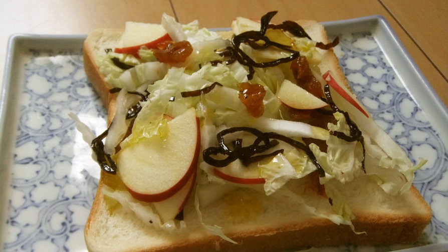 白菜りんご干し柿のふじっこ煮サラダパンの画像