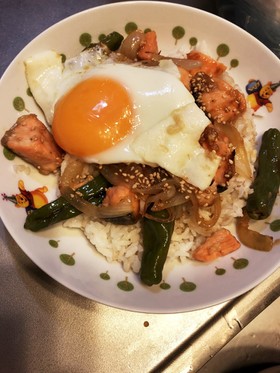 サーモンと目玉焼きのワンプレート