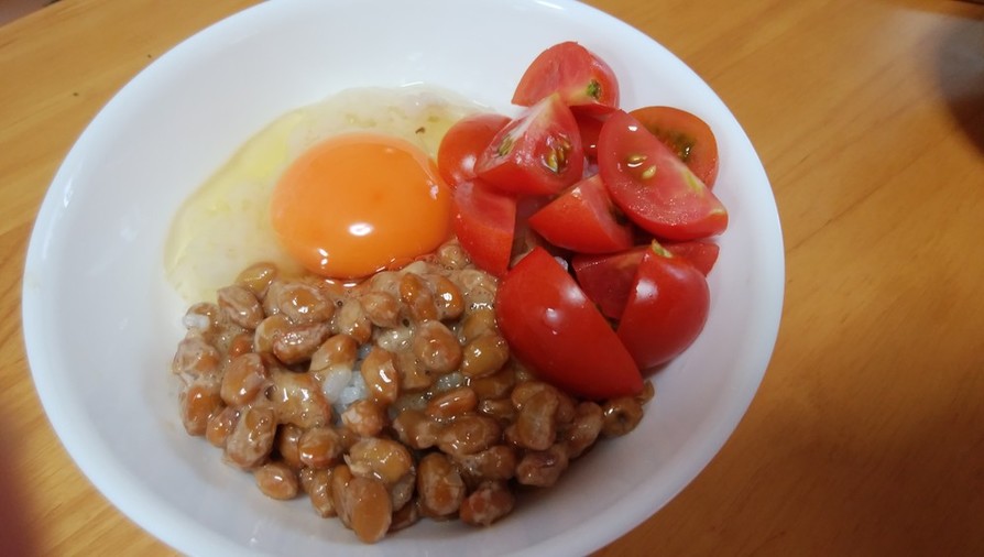 納豆とトマトと卵の元気ご飯の画像