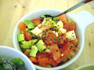 豆腐とアボカドのサラダの写真
