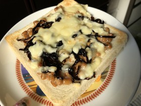ふじっこ煮しそ昆布×納豆チーズパン
