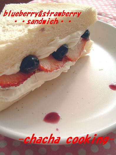 ブルーベリー＆苺のサンドイッチの写真