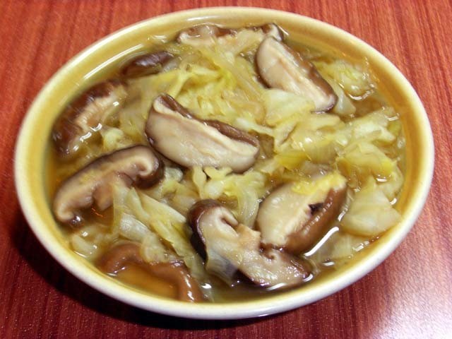 楽々レシピ【椎茸・キャベツのコンソメ煮】の画像