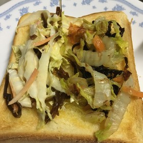 娘が作ったふじっ子煮で朝ごパン