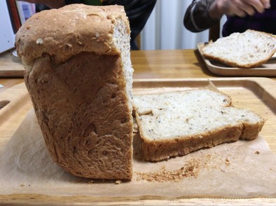 HBブーランジェリーで くるみ食パンの写真