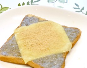 簡単☆黒胡麻プリントーストのチーズのせ♡