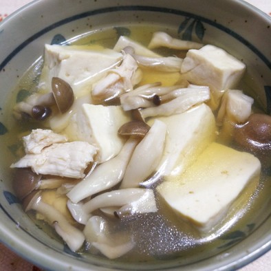ササミとしめじと豆腐の汁物の写真