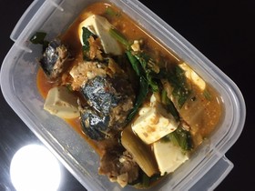 サバ缶と小松菜のキムチ味噌煮込み