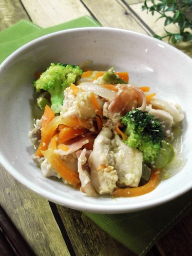 鶏とベーコンと野菜の甘酒蒸しの写真