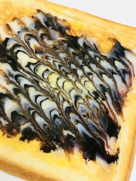 チョコシロップのデコレーショントースト
