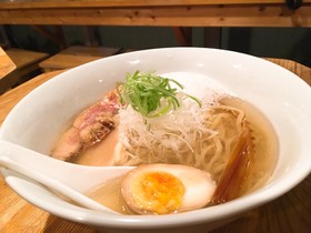 リンゴ香る鶏塩清湯ラーメン