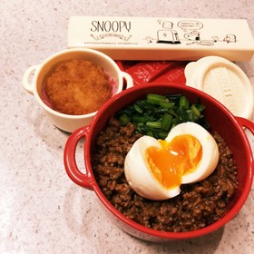 ハンバーグそぼろ丼弁当