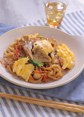 まいたけとふわふわ卵の焼きうどん