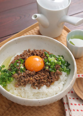 満足感たっぷり♪TKGそぼろ丼