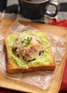 お夜食や小腹に!デカメンチカツトースト