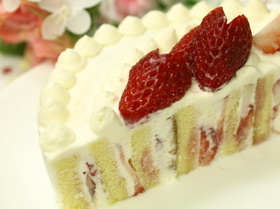 市販ロールケーキで本格的イチゴケーキ