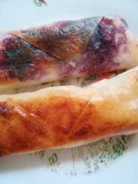 リンゴとブルーベリーのデザート春巻き