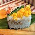牛乳パック・菊花と海老の押し寿司の画像