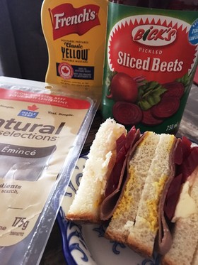 ローストビーフとビーツのサンドイッチ