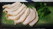 簡単美味・サラダチキンと茹でタアサイ添えの写真