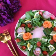 鯛とサーモンのリース風カルパッチョの写真