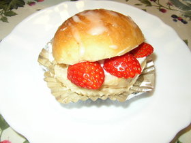 HBで★ケーキのような★いちごみるくパン