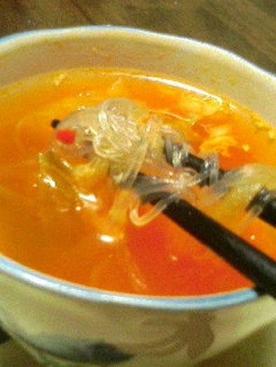 キムチと生姜の酸辣湯風春雨スープの写真