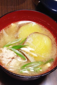ほっこりする味♡さつま芋と鶏団子の味噌汁
