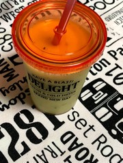 りんごとパイナップルとキウイのスムージーの写真