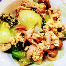 だしの素で!青梗菜としめじの豚肉卵炒め