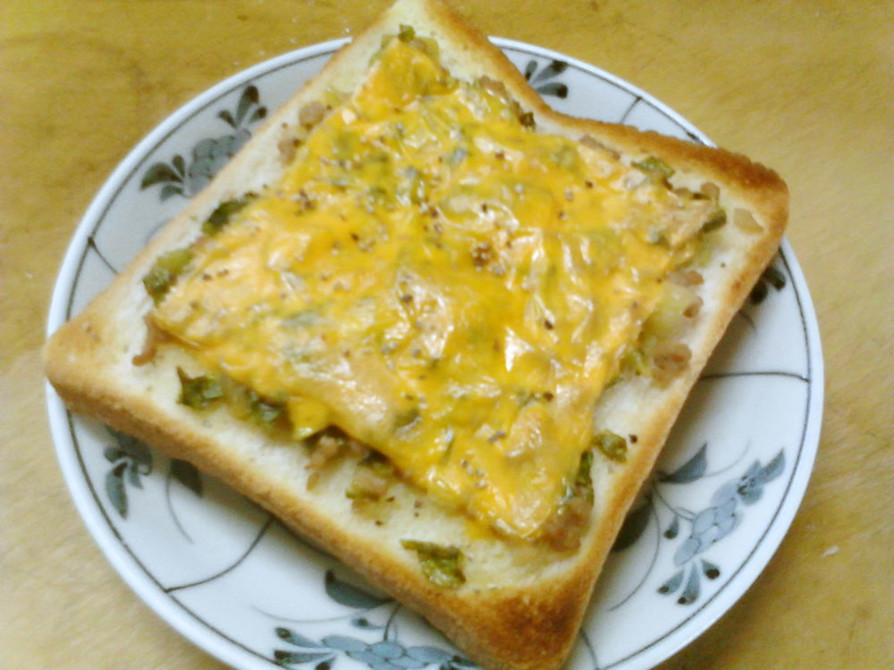 節約朝昼 キャベツの外葉の肉味噌トーストの画像