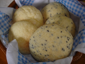 薄皮ゴマ入りメロンパン