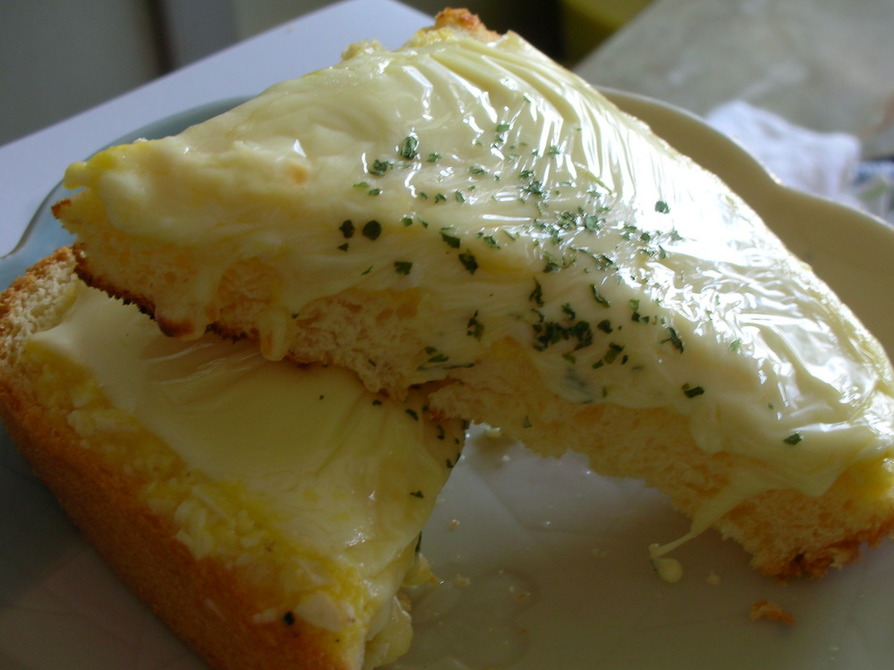 卵とチーズをトーストに♪の画像