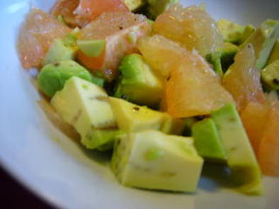 アボカドとグレープフルーツのサラダの写真