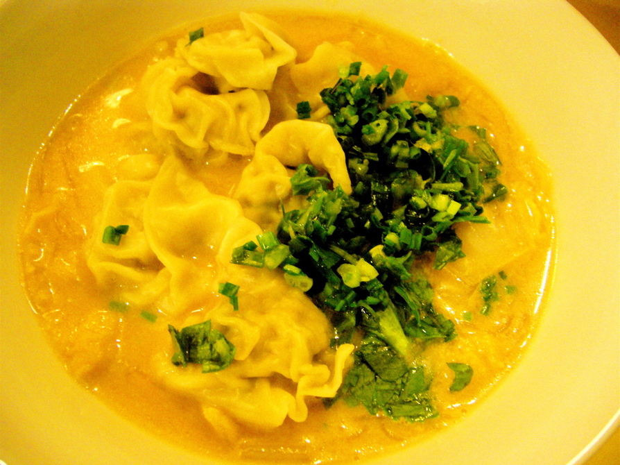 ワンタン豆乳ごま味噌スープの画像