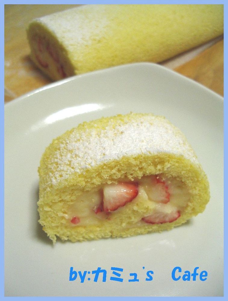 苺とカルピスクリームのロールケーキの画像