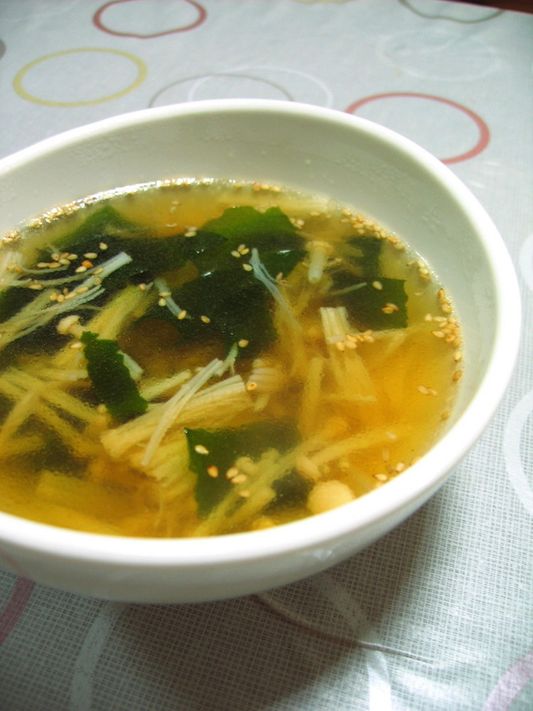 簡単！えのきとワカメの中華風スープの画像