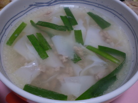 余った餃子の皮で♪ワンタン風スープ