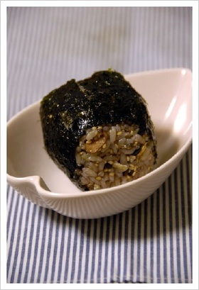 クルミと煮干のおむすび