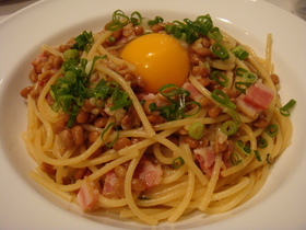 炒め納豆・ベーコンのにんにくパスタ