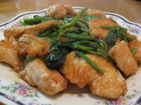 鳥肉とほうれん草のケチャップ炒め