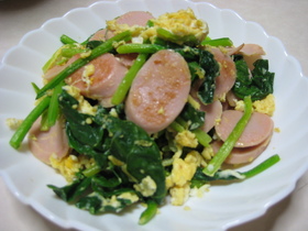 ほうれん草×卵×魚肉ソーセージの炒めもの