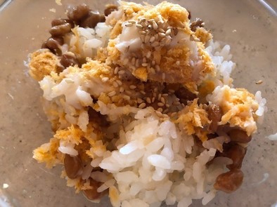 納豆とクリームコロッケの洋風まぜご飯の写真