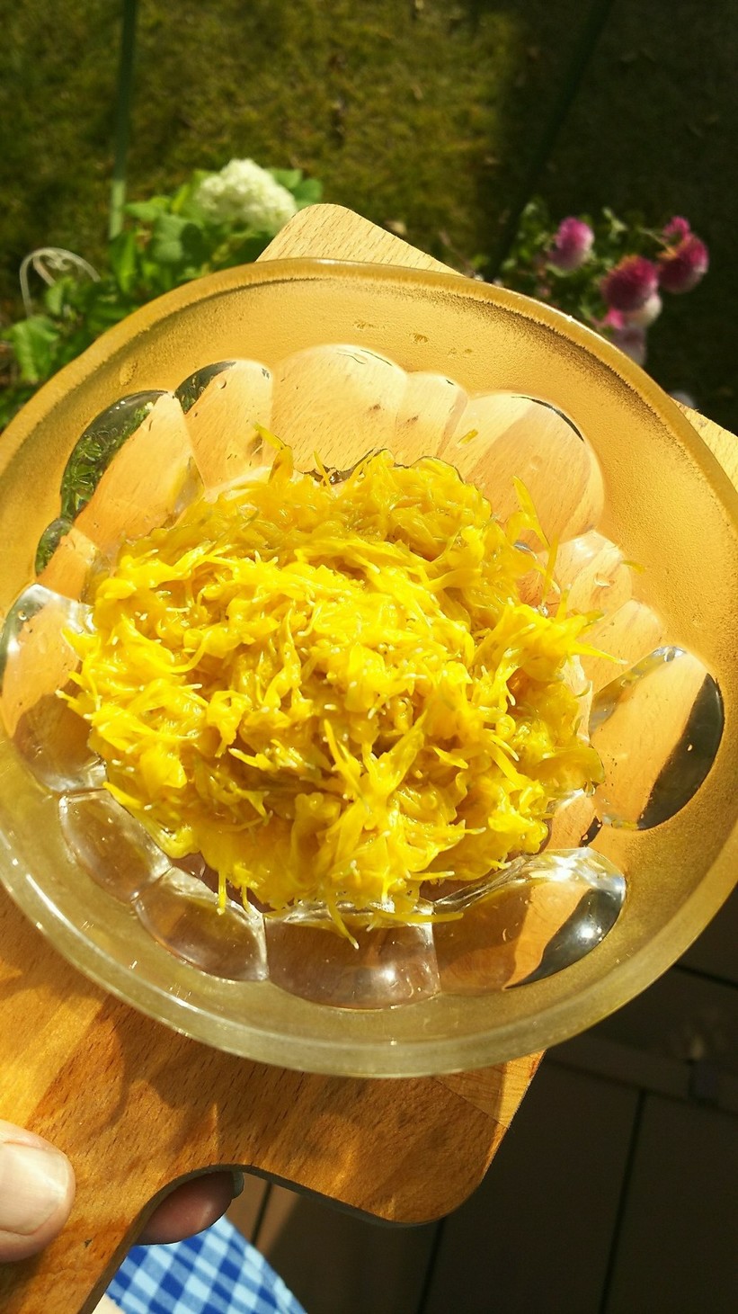 鮮やか黄色  菊の酢の物  の画像