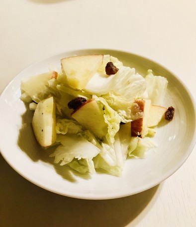 白菜とりんごのサラダの写真